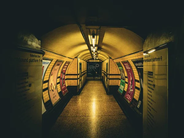 Korytarz Oświetlony Przyćmionymi Żółtymi Światłami Starej Stacji Londyńskiego Metra — Zdjęcie stockowe