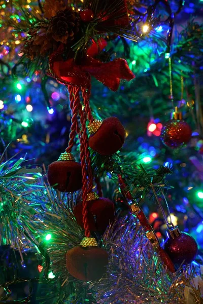 Primer Plano Ornamento Guirnaldas Colgando Árbol Navidad — Foto de Stock