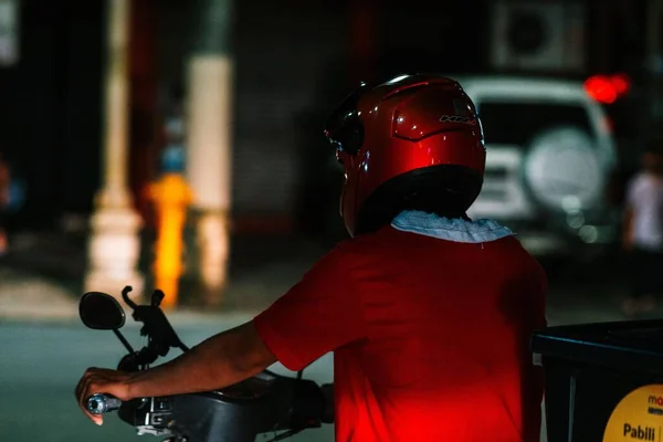 夜の街中のバイクの配達ドライバー — ストック写真