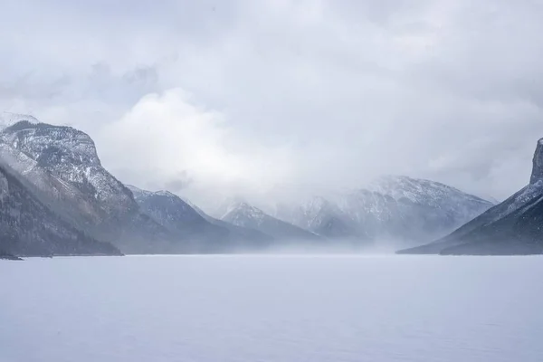 Μια Εναέρια Άποψη Των Όμορφων Βουνών Χειμώνα Στην Αλμπέρτα Καναδάς — Φωτογραφία Αρχείου