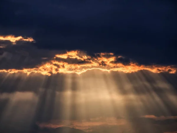 Malownicze Ujęcie Promieni Słonecznych Grzebiących Ognistych Chmurach Zachodzie Słońca Idealne — Zdjęcie stockowe