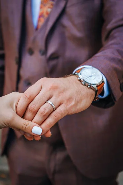 一对恋人手牵着手 手上拿着结婚戒指的纵向照片 — 图库照片