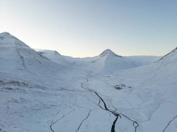 Una Vista Aérea Arroyo Helado Través Montañas Blancas Nevadas Islandia — Foto de Stock