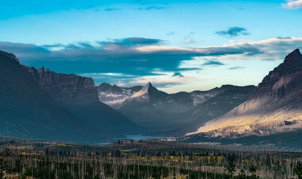 蒙大拿美丽的云彩景观下的冰川国家公园令人叹为观止的空中景观 — 图库照片