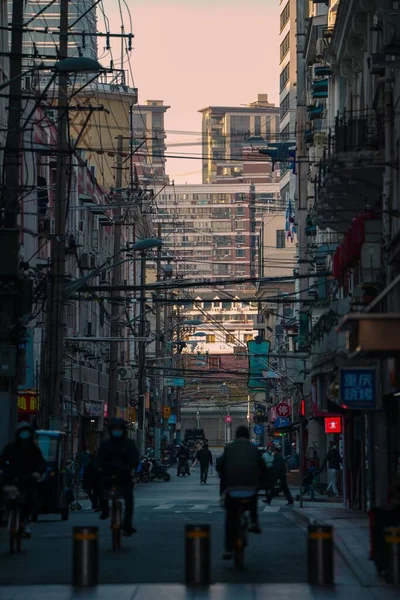 Callejón Oscurecido Con Gente Yendo Viniendo Nanjing Road Atardecer Shanghai — Foto de Stock