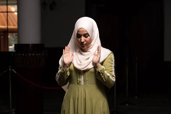 Retrato Una Musulmana Caucásica Vestida Con Hijab Khimar Islámico Largo —  Fotos de Stock