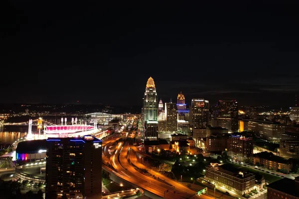 Вид Воздуха Центр Цинциннати Огайо Ночью Светящимися Уличными Фонарями Светофорами — стоковое фото