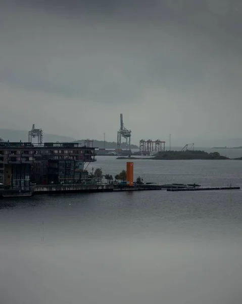 Oslo Norveç Arka Planda Bulutlu Bir Gökyüzü Olan Bir Limanın — Stok fotoğraf