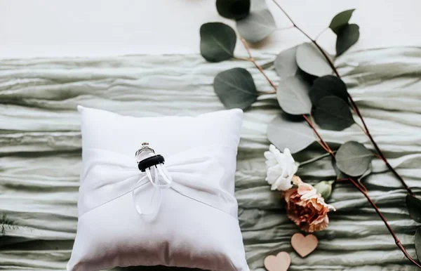 白い枕の上に結婚指輪のクローズアップショット — ストック写真