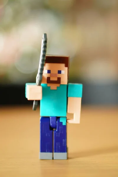 Ett Mjukt Fokus Minecraft Steve Leksak Figur Som Håller Ett — Stockfoto