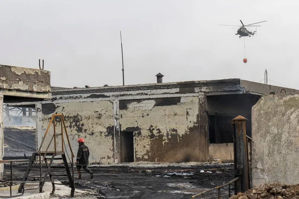 Ein Feuerwehrmann Einem Gebäude Nach Der Explosion Der Öltanks Des — Stockfoto