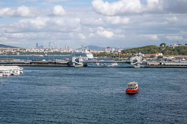 トルコ イスタンブールの海を航海する白い船の高角度ビュー — ストック写真