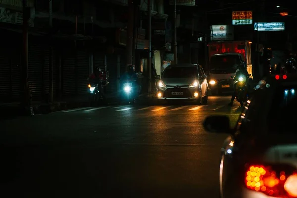 Una Calle Durante Noche Con Coches Motocicletas Azar — Foto de Stock