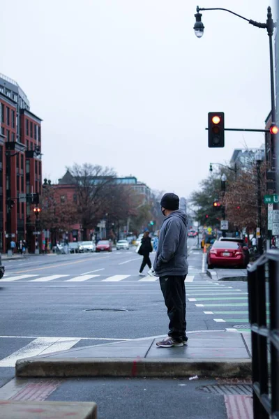 Hombre Esperando Calle Washington — Foto de Stock