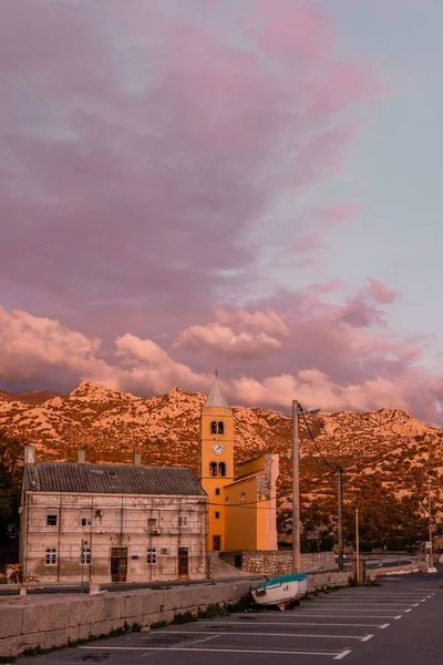 Una Puesta Sol Púrpura Dorada Sobre Pueblo — Foto de Stock
