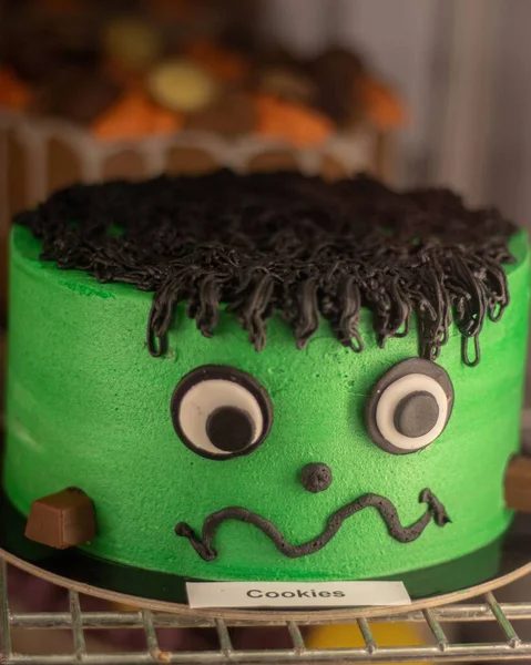 弗兰肯斯坦绿色怪物蛋糕的垂直镜头 — 图库照片