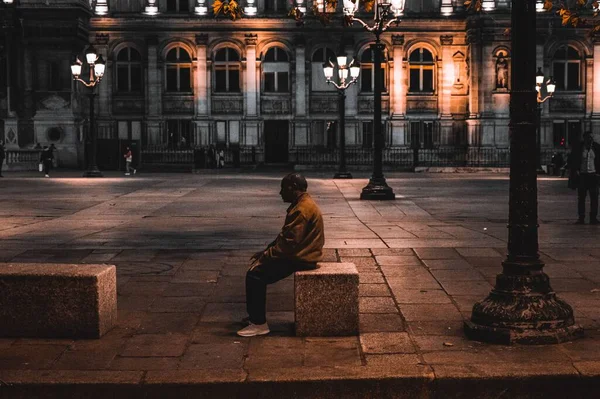 Yalnız Bir Adam Paris Fransa Bir Taşın Üzerinde Oturuyor — Stok fotoğraf