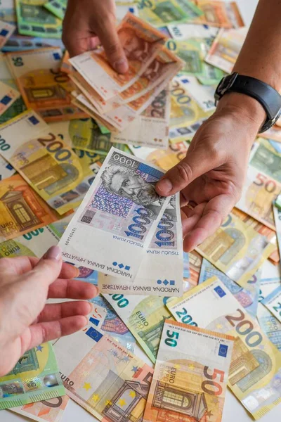 Mänsklig Hand Som Håller Kroatiska Kuna Sedlarna Mot Bakgrund Euro — Stockfoto
