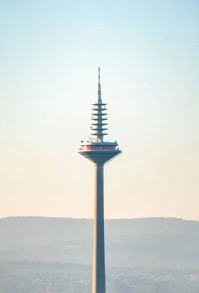 ドイツの日の出の空を背景に フランクフルトのEuropaturm Tvタワーの眺め — ストック写真