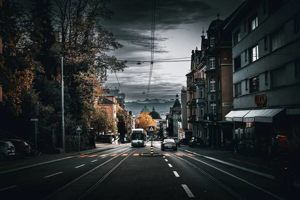 Живописный Город Цюрих Трамваем Машинами — стоковое фото