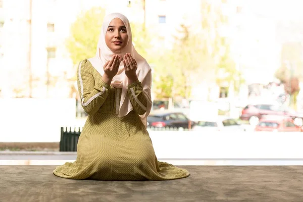 Retrato Una Hermosa Mujer Musulmana Humilde Rezando Paz Una Mezquita — Foto de Stock
