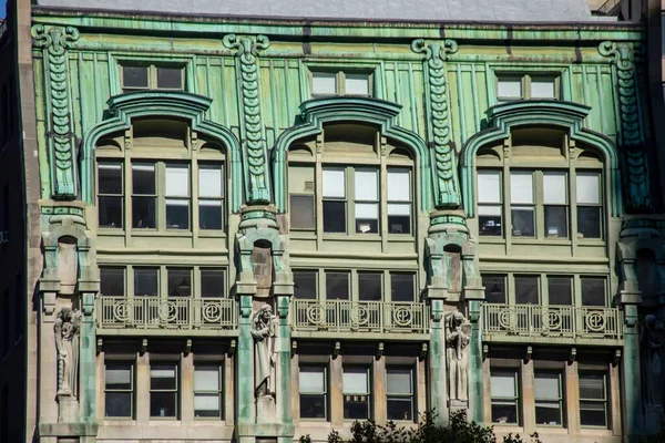 美国纽约一座绿色建筑立面的细节 — 图库照片