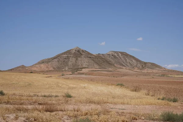 Malowniczy Widok Wielkich Pustynnych Gór Pod Błękitnym Niebem — Zdjęcie stockowe