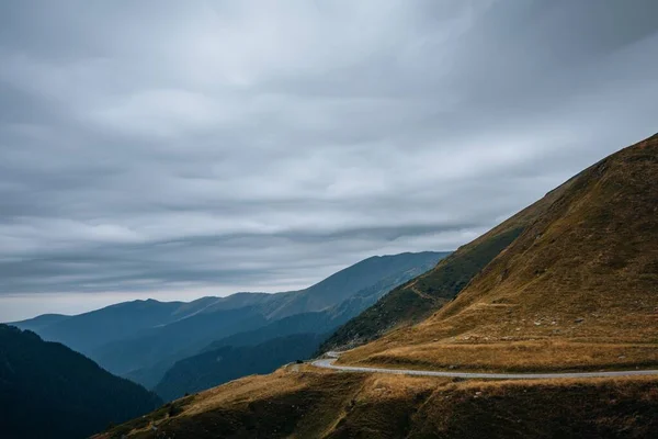 Krásný Výhled Hornatou Krajinu Pod Zataženou Oblohou — Stock fotografie