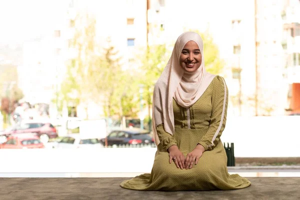Camide Namaz Kıldıktan Sonra Gülümseyen Muhteşem Bir Müslüman Kadının Portresi — Stok fotoğraf