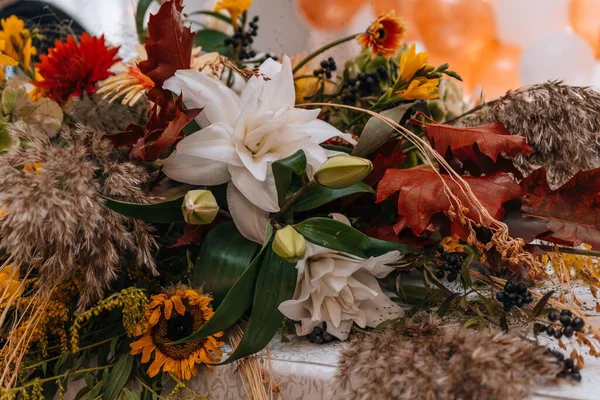 背景には花柄の飾りと風船のついたイベントテーブルの装飾のクローズアップ — ストック写真