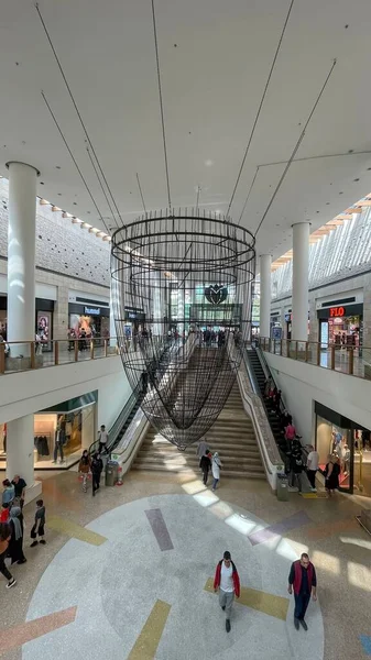 Eine Vertikale Aufnahme Von Menschen Die Einkaufszentrum Istanbul Türkei Spazieren — Stockfoto