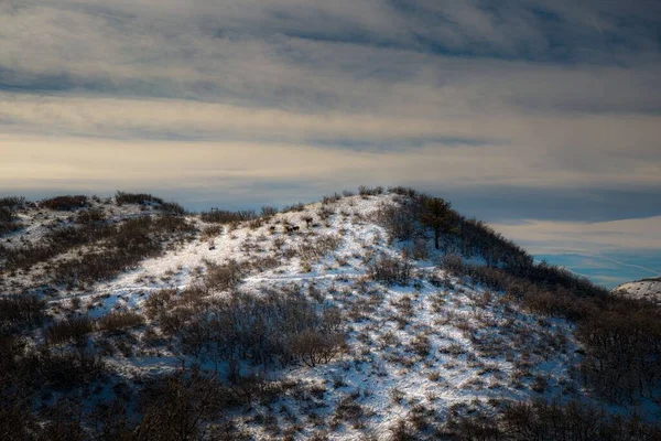Piękny Widok Pokryte Śniegiem Wzgórze — Zdjęcie stockowe