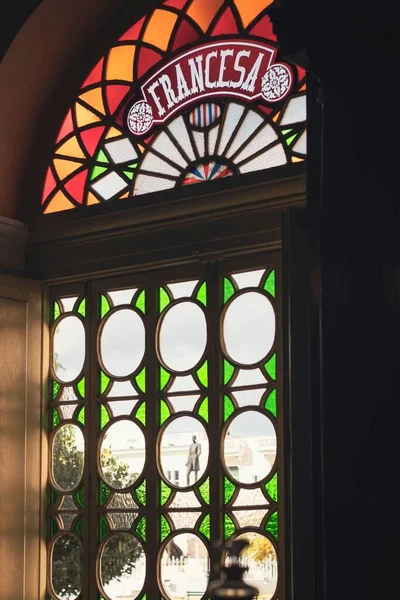 キューバ マタンサスの製薬博物館のカラフルな窓の垂直閉鎖 — ストック写真