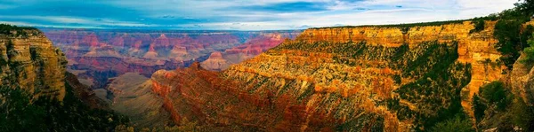 Ένα Όμορφο Πανόραμα Μιας Ηλιόλουστης Ημέρας Στο Grand Canyon Στις — Φωτογραφία Αρχείου