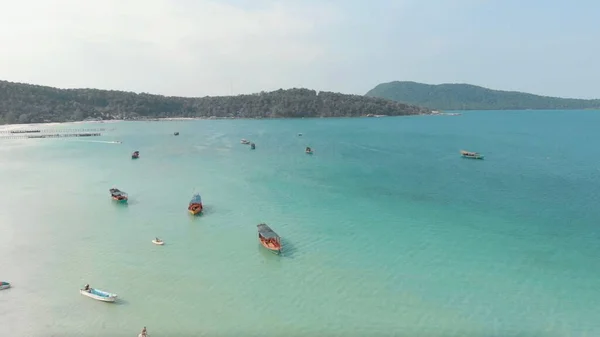 Una Vista Aerea Tranquilla Isola Blu Con Barche Una Giornata — Foto Stock
