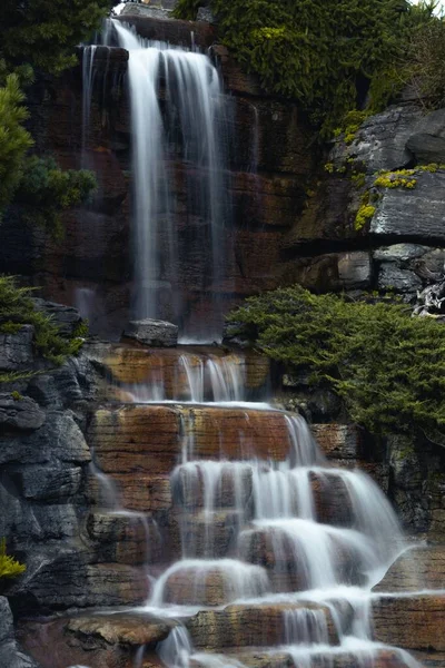 Een Verticaal Schot Van Waterval Stroomt Rotsen Stenen — Stockfoto