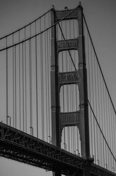 黒と白のサンフランシスコのゴールデンゲートブリッジの垂直ショット — ストック写真