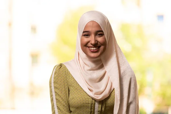 モスクでの礼拝の後に微笑む豪華な謙虚なイスラム教徒の女性の肖像画 — ストック写真