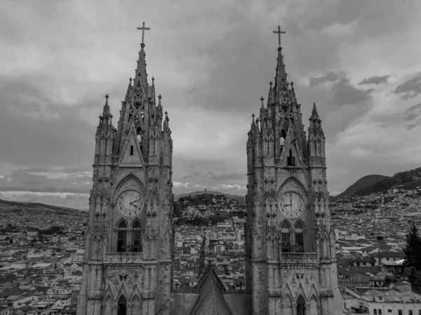 Cliché Niveaux Gris Basilique Des Tours Vœu National Centre Quito — Photo