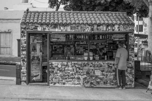 スペインのプエルト ロサリオのダウンタウンにある酒スタンドのグレースケールショット — ストック写真