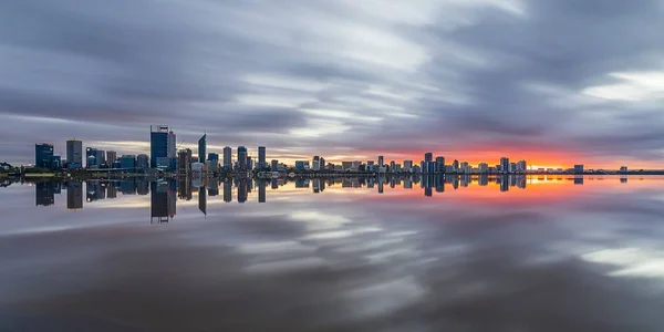 Panoramautsikt Över Perth Australien Reflekterar Vattnet Med Solnedgång Bakgrunden — Stockfoto
