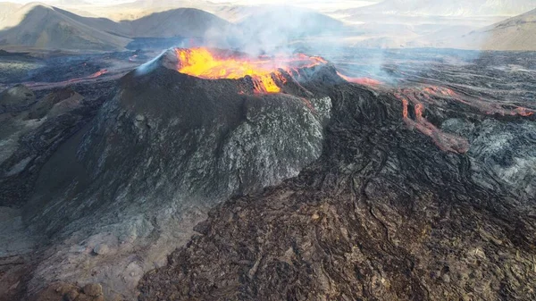 夏威夷莫纳罗亚火山喷发的一片闪电 烟雾弥漫 天空朦胧 — 图库照片