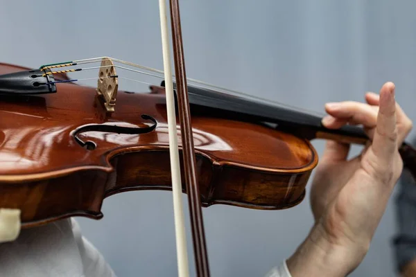 Close Uma Pessoa Tocando Violino — Fotografia de Stock