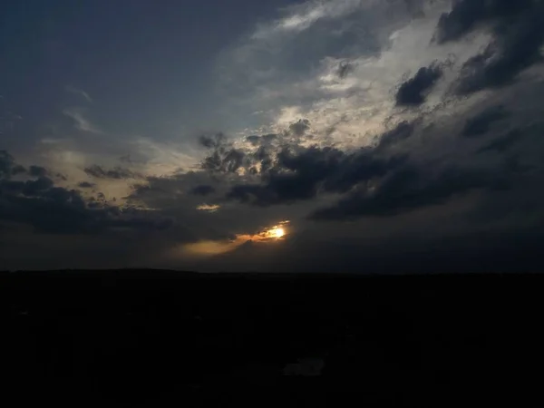 Eine Malerische Aufnahme Der Sonne Hinter Dunklen Wolken Bei Sonnenuntergang — Stockfoto