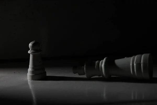 暗い背景を背景にテーブルの上にチェスの駒の灰色のスケールアップ — ストック写真