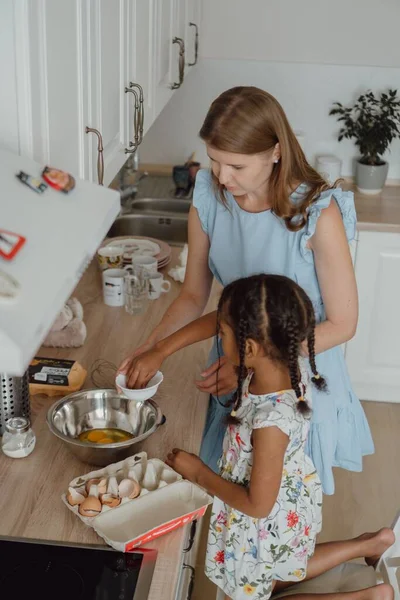 Spanyol Anne Kızı Mutfakta Yemek Pişiriyor — Stok fotoğraf
