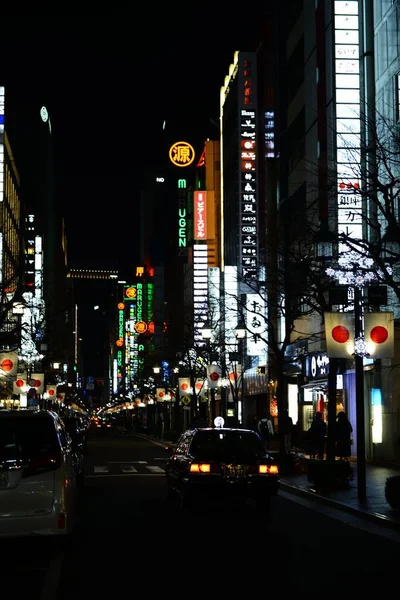 Vertikal Bild Upplysta Byggnader Väg Natten Ginza Tokyo — Stockfoto
