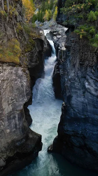 Вертикальний Захопливий Вид Водоспад Провінційному Парку Найрн Фоллс Канада Оточений — стокове фото