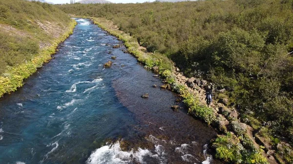 Drone Disparou Caminhante Trilha Rochosa Perto Rio Bruara Levantando Braço — Fotografia de Stock