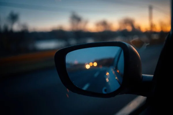 Uma Foto Close Espelho Lateral Carro Com Reflexo Estrada — Fotografia de Stock